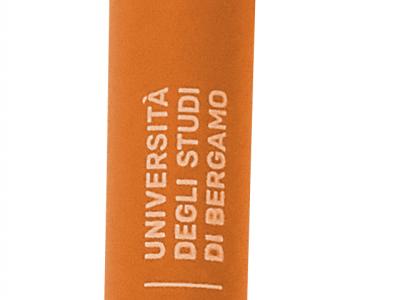 Penna biodegradabile € 1,60, blu e arancio