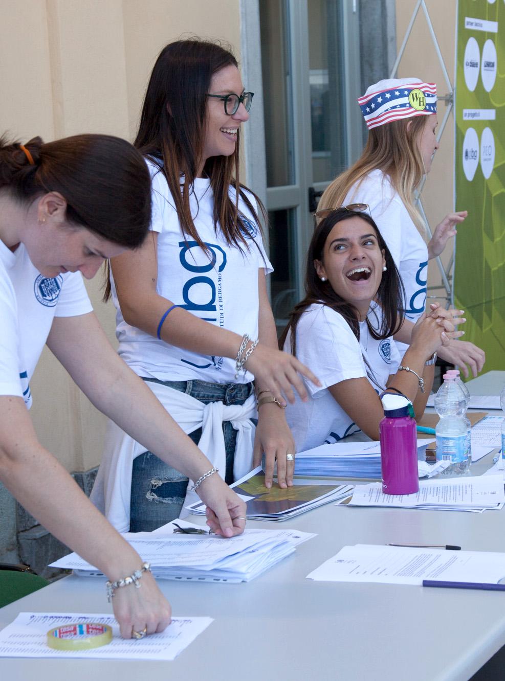 Studentesse al banco informazioni di UniParty