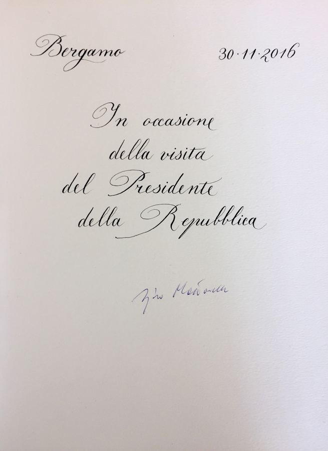 La firma del Presidente della Repubblica Sergio Mattarella sul "Libro degli Ospiti" dell'Università di Bergamo