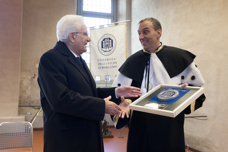 Il Rettore Remo Morzenti Pellegrini consegna in dono la targa dell'Università al Presidente della Repubblica Sergio Mattarella