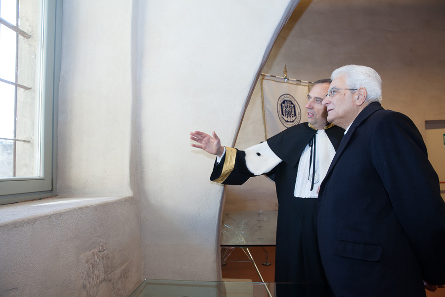 Il Presidente della Repubblica e il Rettore ammirano il chiostro maggiore di S. Agostino