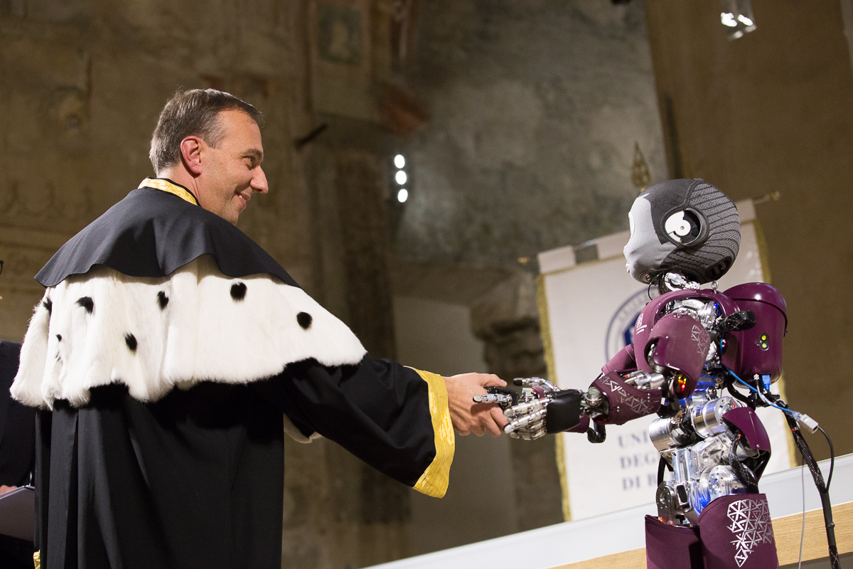 Il Rettore accoglie il robot androide iCub