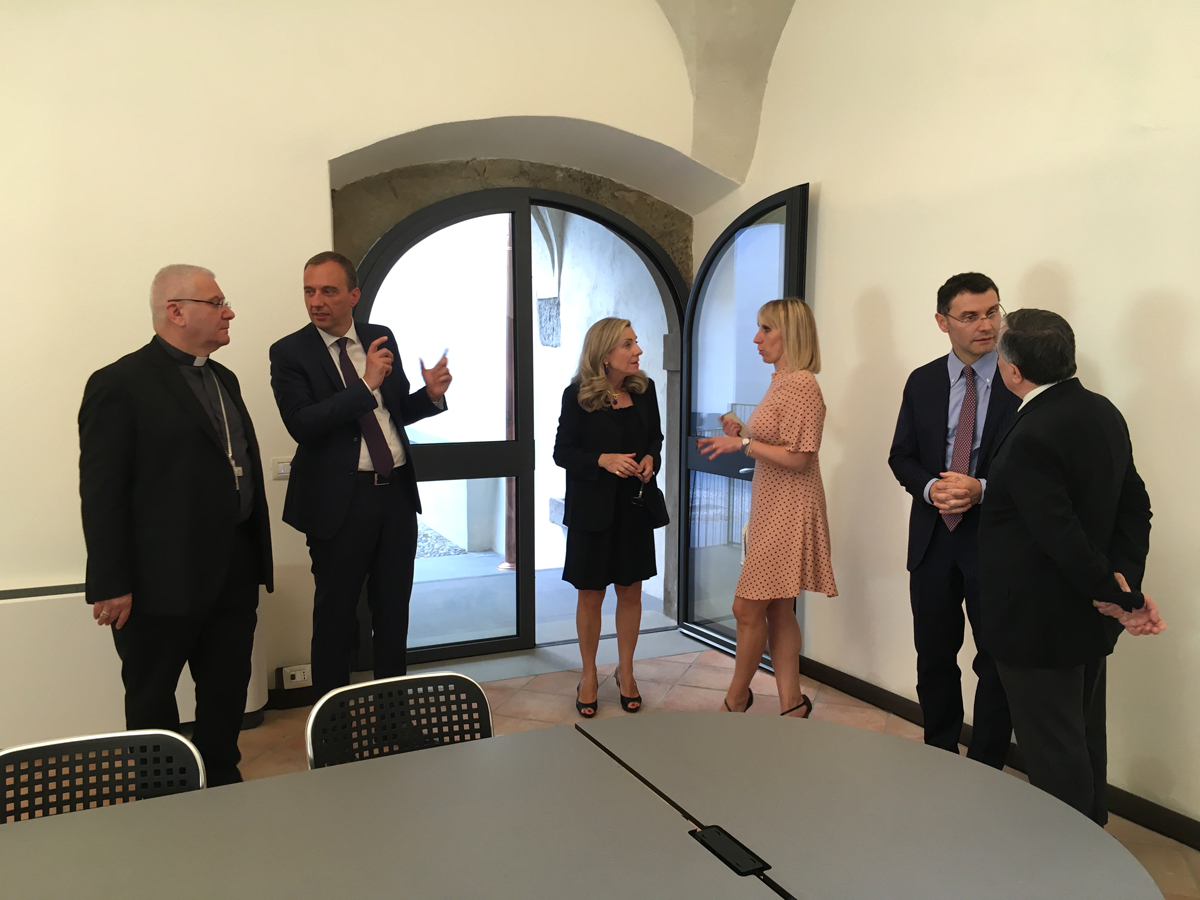 La sala riunioni, Sede di via S. Tomaso