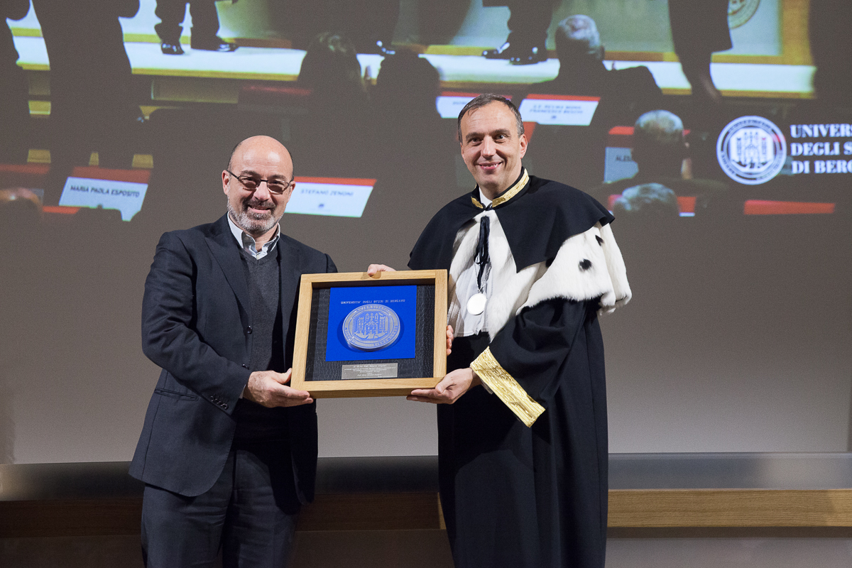 Il Rettore consegna la targa omaggio al Prof. Roberto Cingolani