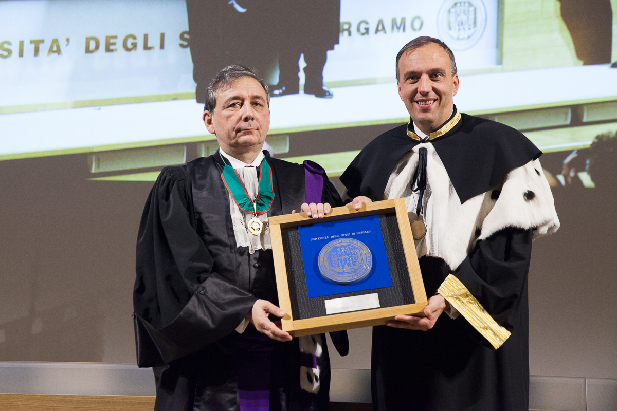 Il Rettore consegna la targa omaggio al Prof. Gilles Pécout