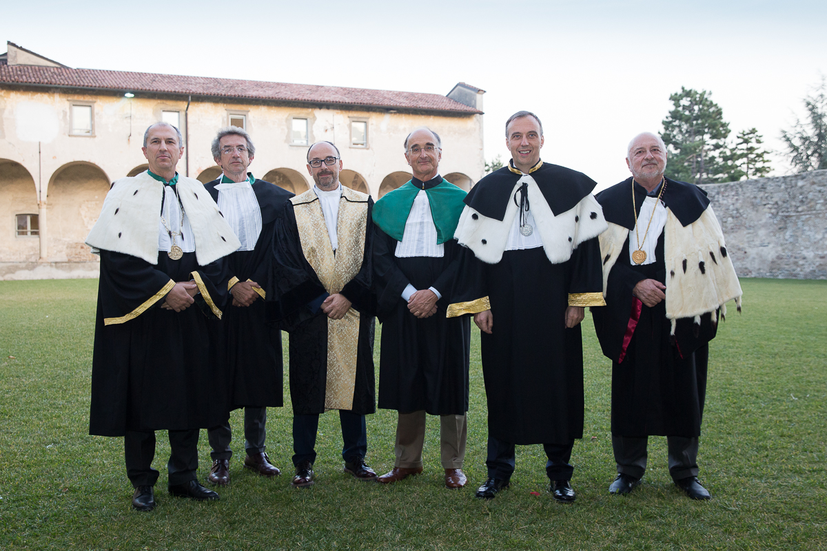 Il Rettore Prof. Remo Morzenti Pellegrini con alcuni dei Rettori ospiti della cerimonia nel Chiostro maggiore di S. Agostino
