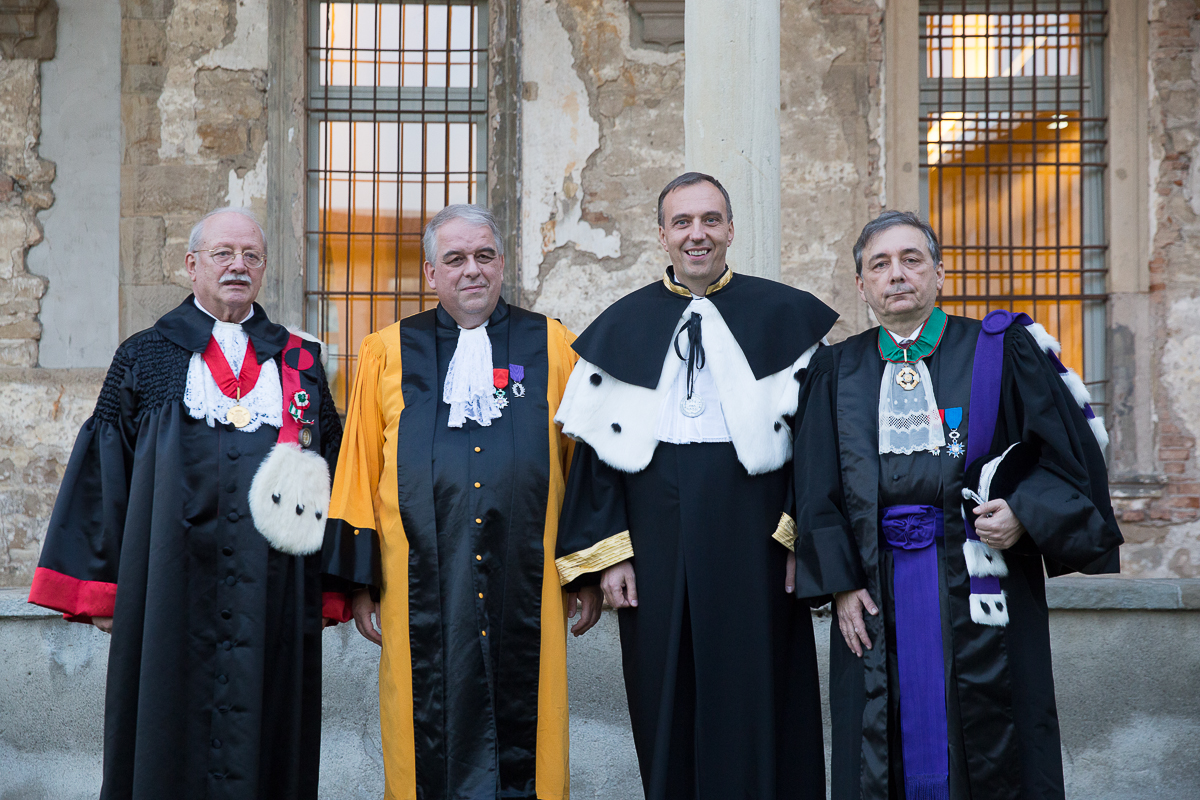 Il Rettore Prof. Remo Morzenti Pellegrini con alcuni dei Rettori stranieri ospiti della cerimonia