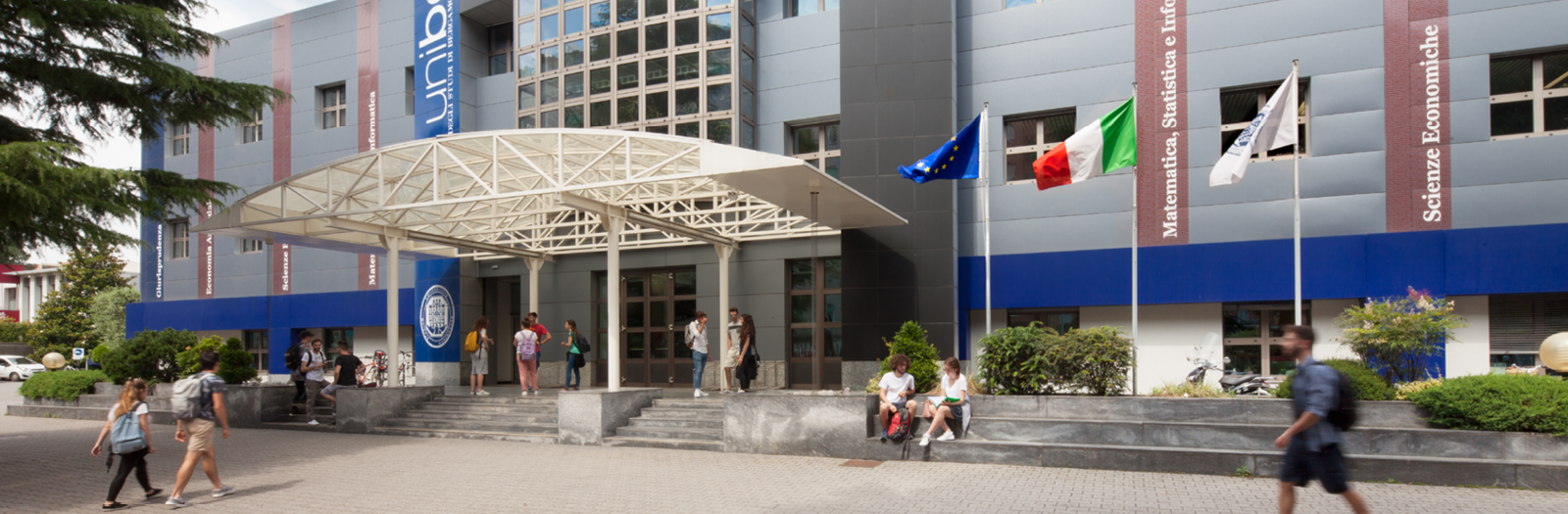 Studenti UniBg davanti alla sede di Caniana