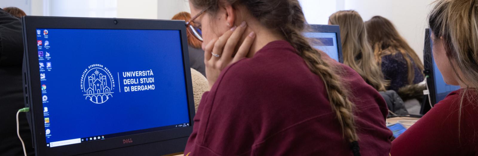 Ragazza al computer