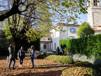 Rosate - giardino interno con studenti