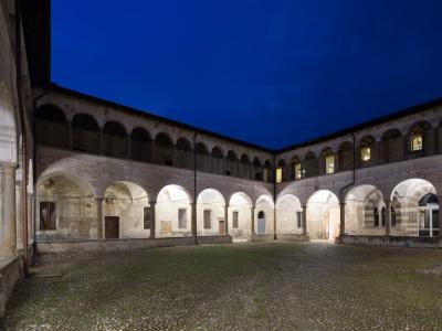 Sant'Agostino, il Chiostro piccolo di sera