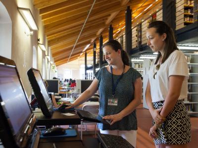 Studenti nella biblioteca di Sant'Agostino