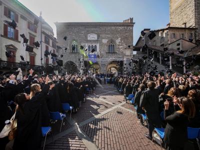 Il lancio del tocco in Piazza Vecchia, Graduation Day 2018