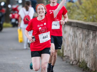 UniRun studentessa che corre sulle mura