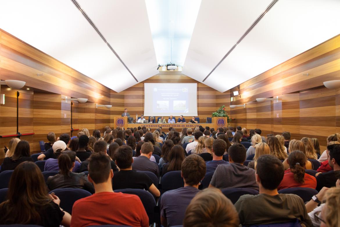 Sala Galeotti in via dei Caniana con gli studenti a lezione