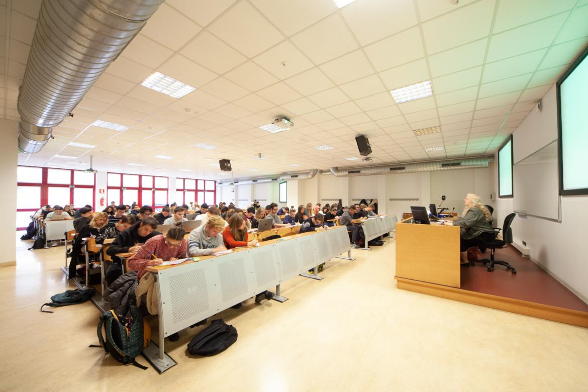 Aula 1 via Moroni con studenti a lezione