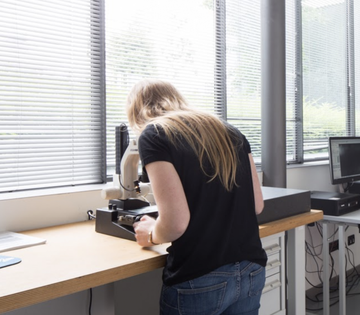 Ricercatrice in laboratorio