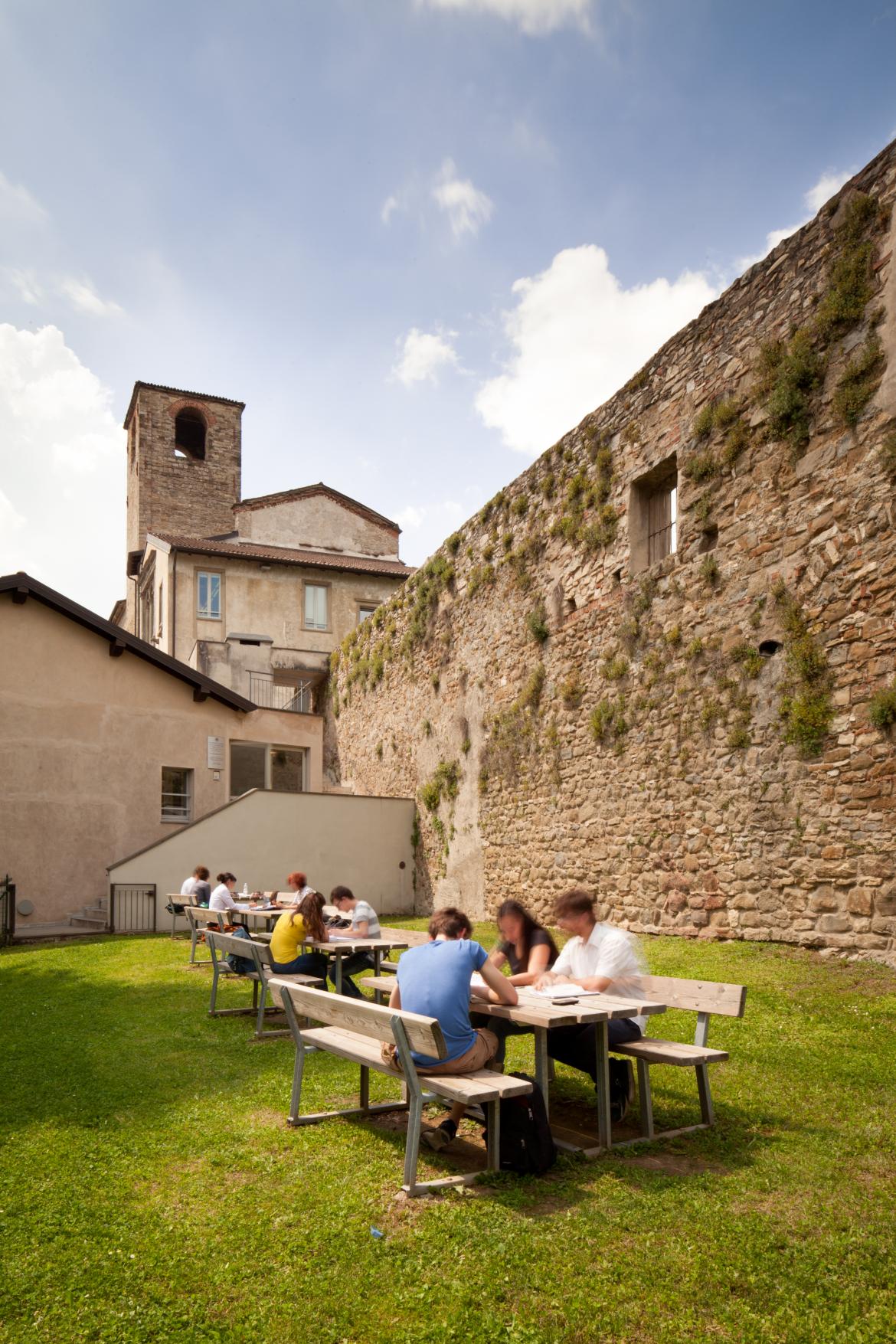 Studenti UniBg che studiano all'aperto nella sede di S. Agostino