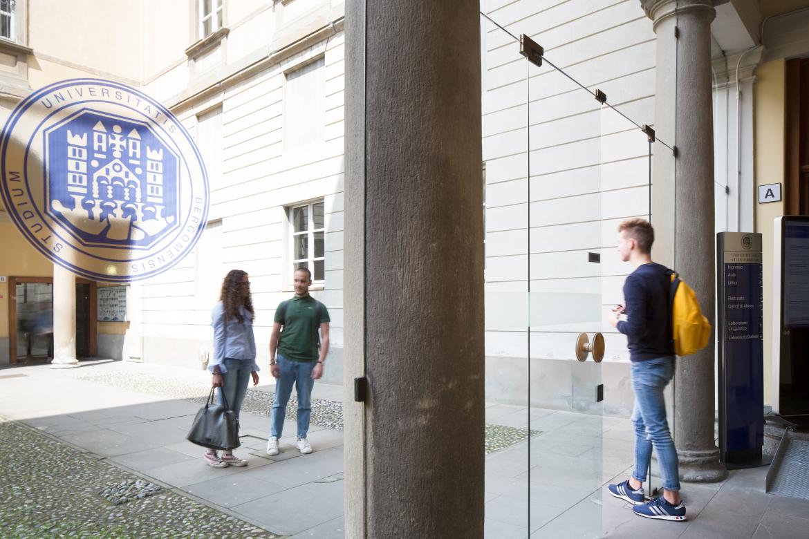 Studenti UniBg nel cortile di Salvecchio