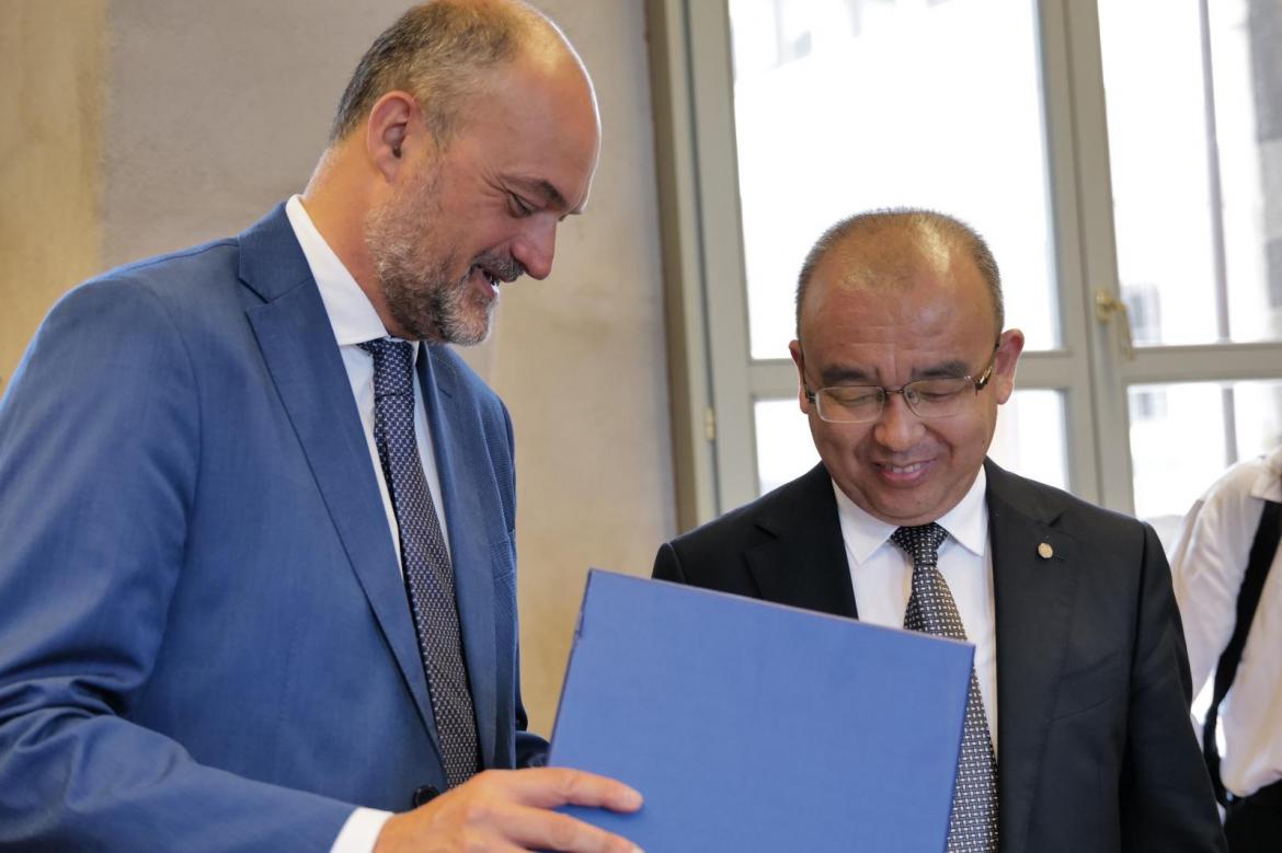 Sergio Cavalieri - Rettore UniBg, Yu Yingjie - Vice Sindaco Municipalità di Pechino