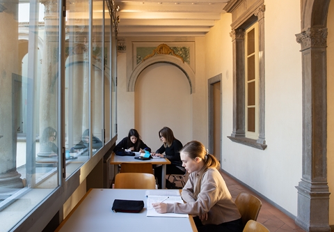 Studentessa UniBg che legge in un'aula studio della sede di Palazzo Bernareggi