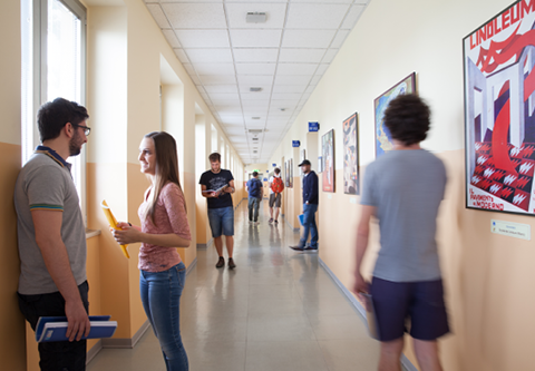 studenti UniBg in un corridoio della sede di Dalmine