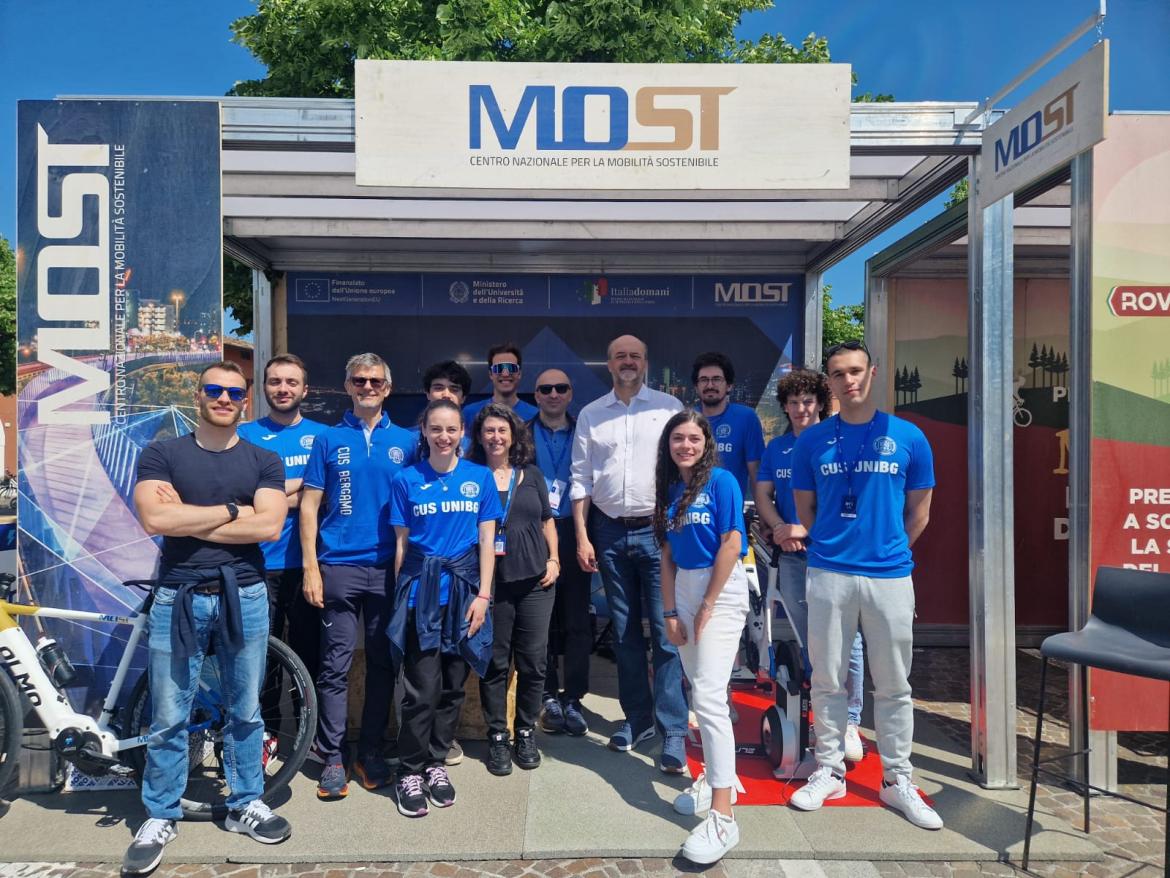 Giro-E_Studenti UniBg con Rettore Sergio Cavalieri e docenti