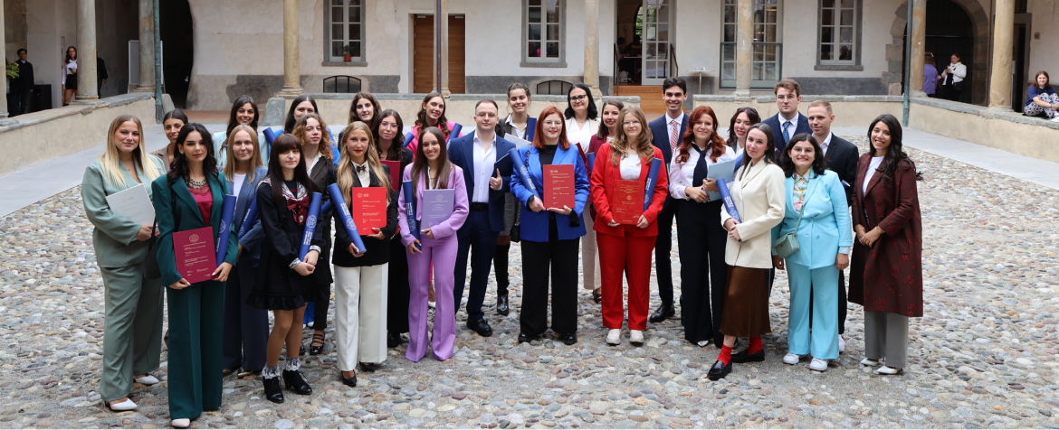 Laureati triennali nel chiostro piccolo di sant'Agostino