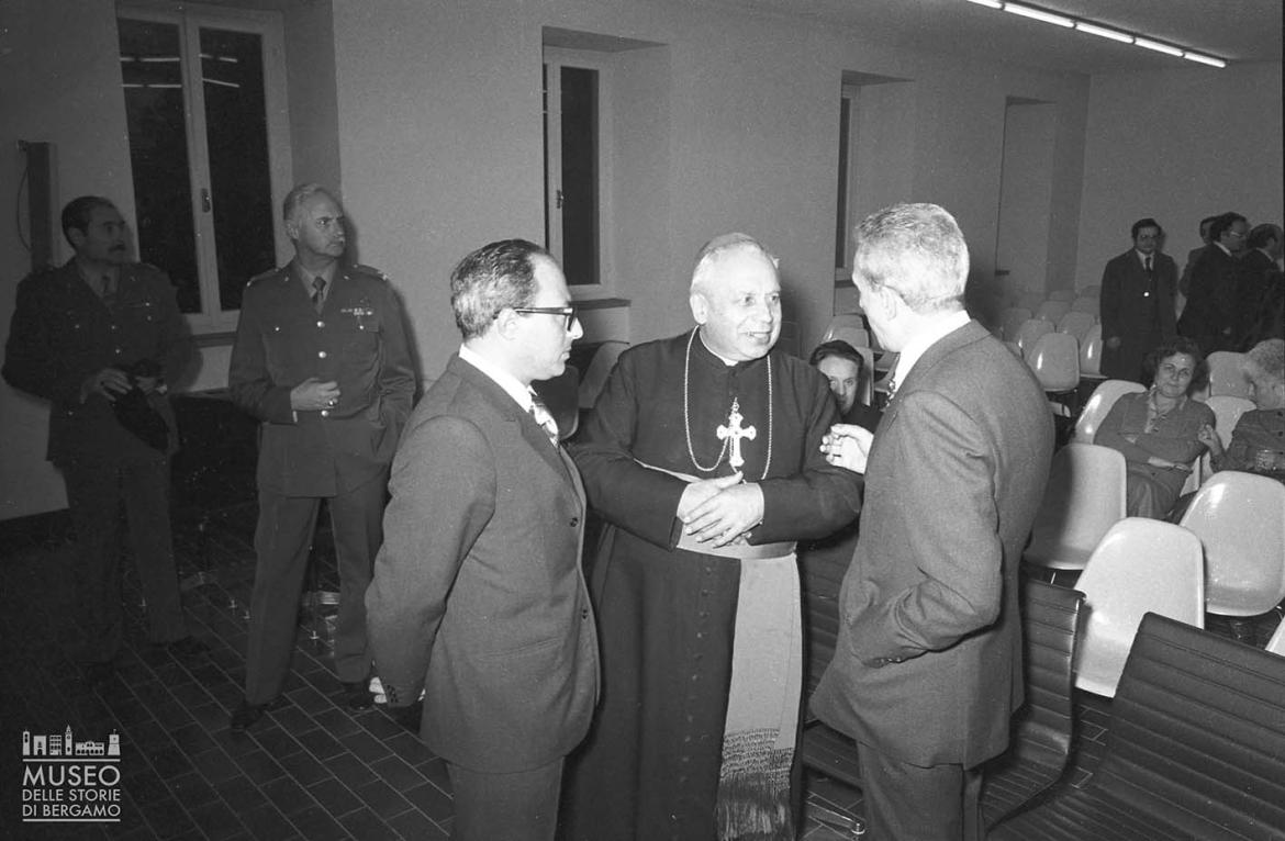 mons. Clemente Gaddi con il rettore Szegö e il sindaco Pezzotta