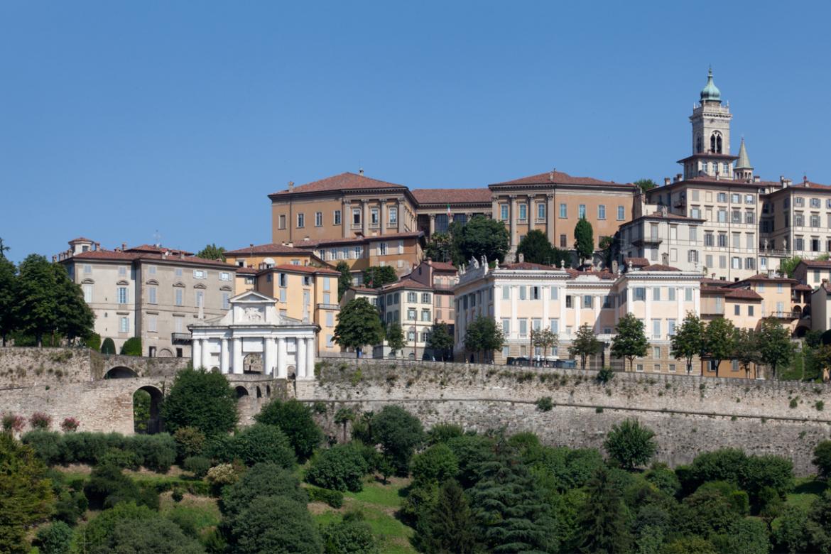 Vista di Bergamo alta da città bassa