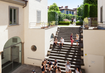 Studenti UniBg sulla scalinata di Rosate