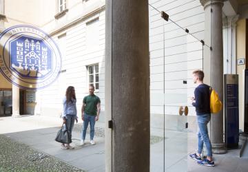 Studenti UniBg nel cortile di Salvecchio