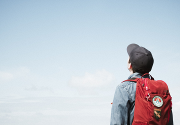Studente che guarda il cielo