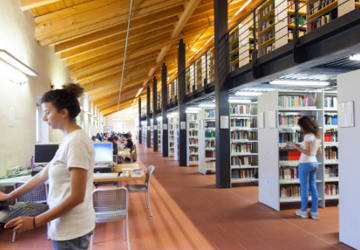 Studentessa in biblioteca
