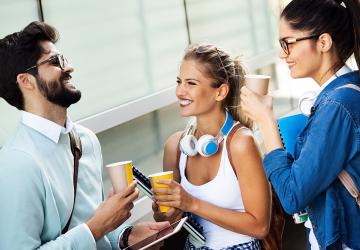 Studenti che bevono un caffè