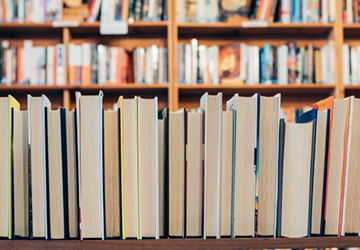 Libri su un ripiano