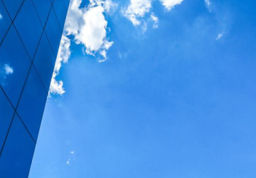 Cielo blu che si riflette sulla facciata di un palazzo di specchi