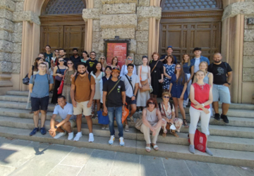 Gruppo di studenti e studentesse internazionali davanti al Teatro Donizetti di Bergamo