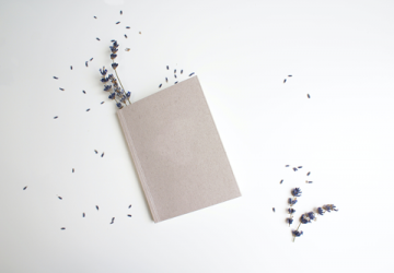 Libro chiuso su un ripiano