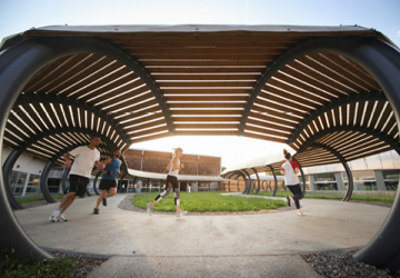 Pista del CUS dove studenti e studentesse corrono