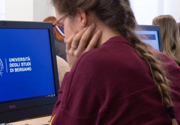Ragazza al computer