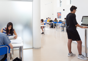 Studenti UniBg nella biblioteca di Dalmine
