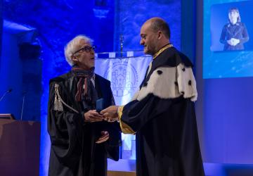 Consegna medaglia a Michel Lussault_UNIBG_Cerimonia inaugurazione a.a. 2023-24 UniBg