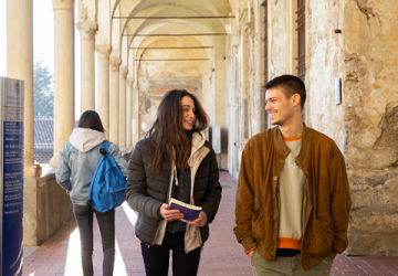 Studenti che camminano nel chiostro di Sant'Agostino