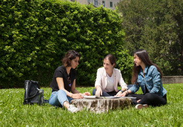 Studentesse UniBg nel giardino di Salvecchio