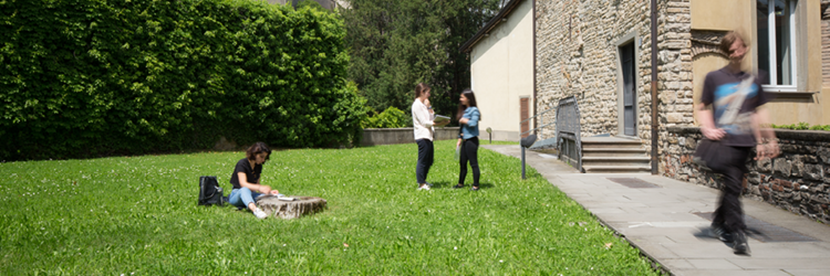 Studenti UniBg nel cortile di Salvecchio