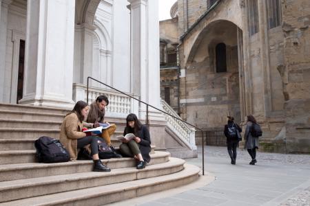 Studenti che studiano sulla scalinata del Duomo