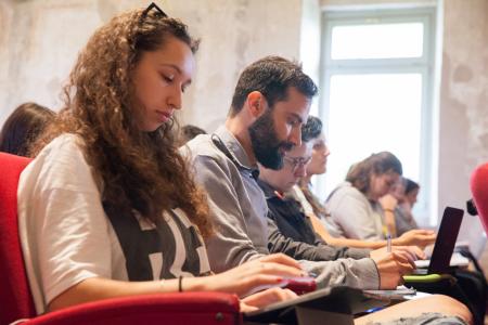 Studenti intenti alla scrittura