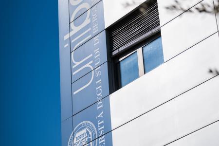 Facciata della sede di Caniana con la scritta UniBg