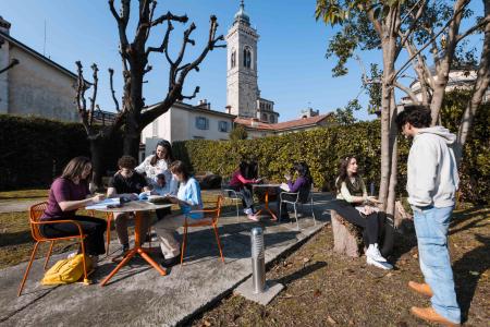 Ragazzi e ragazze nella sede di Salvecchio